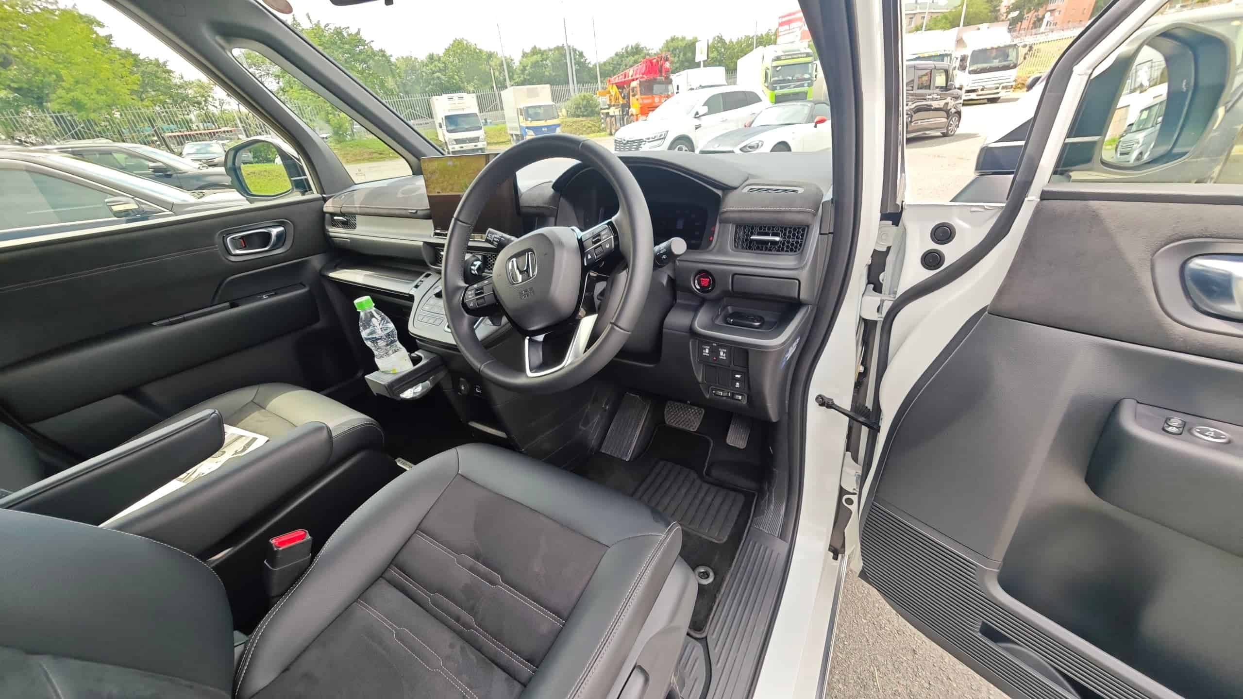 Honda Stepwgn Spada — салон, водительское место